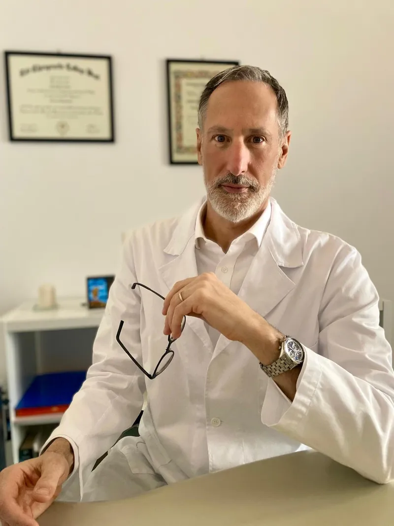 Il Dr. Chris Cerrato, chiropratico a Roma, nel suo studio