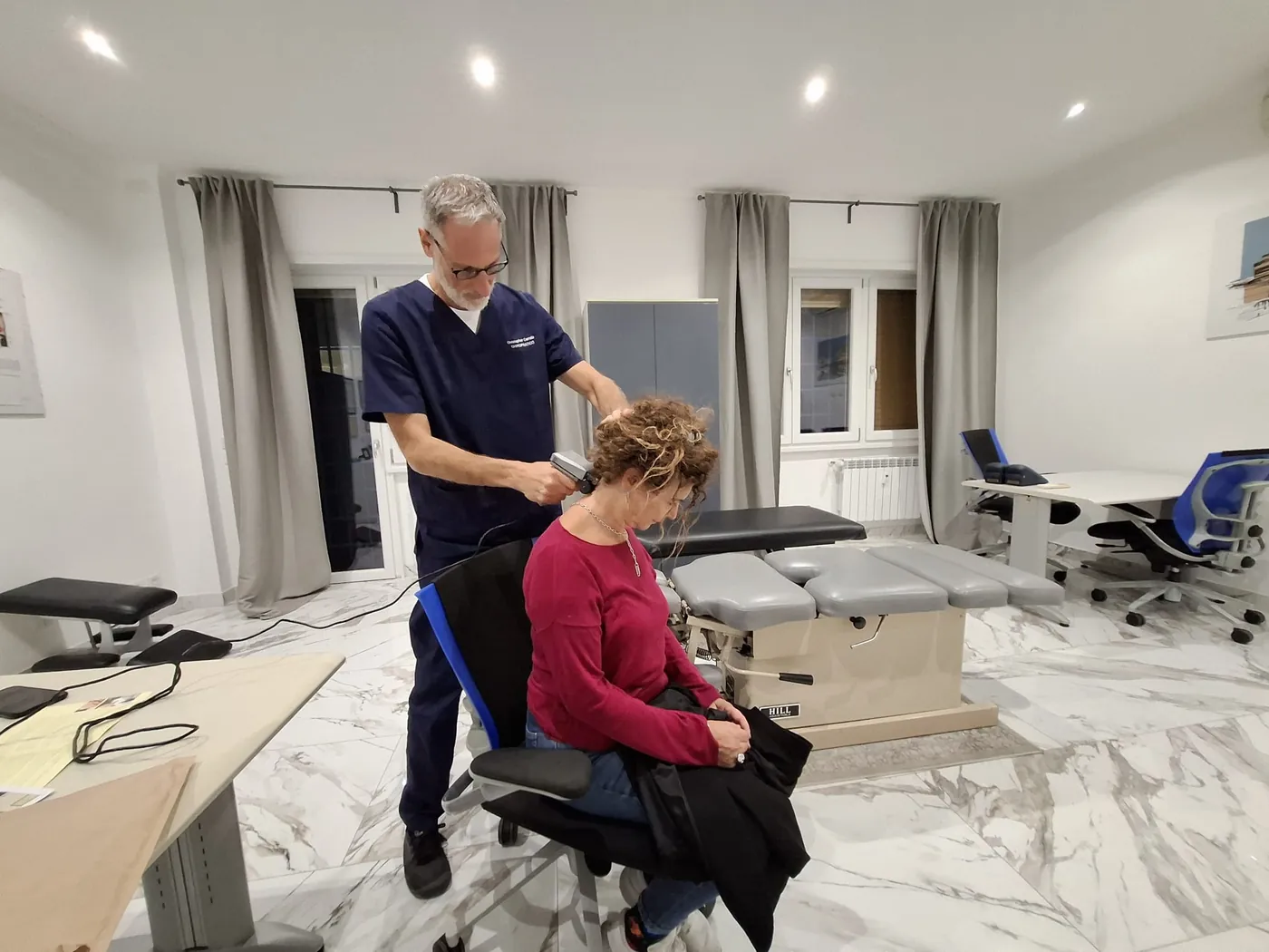 Il Dr. Cerrato esegue una scansione termografica Tytron della colonna di una paziente nello studio di Roma